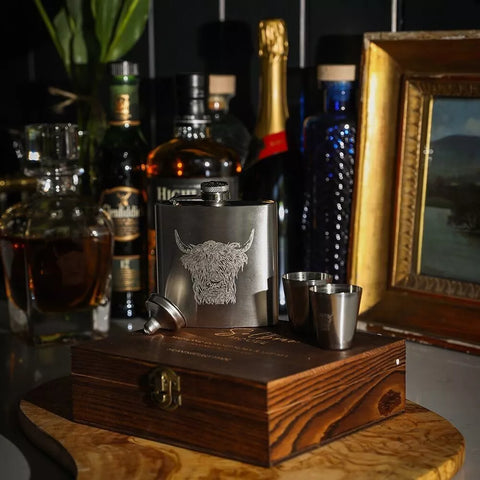 Flachmann-Set „Highland Cow“ – Rustikaler Stil für unterwegs & besondere Momente