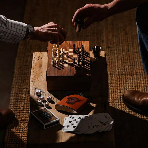 Highland-Cow Spieleset mit Flachmann – Für stilvolle Spielrunden & genussvolle Momente