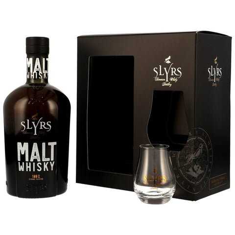 Whisky de malt Slyrs avec verre